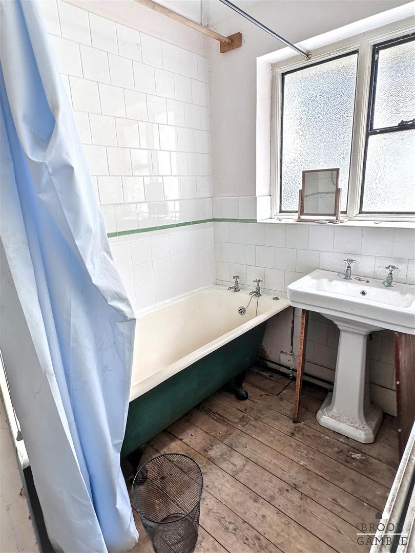 3 Bedroom House. Victoria Drive in Eastbourne,  15